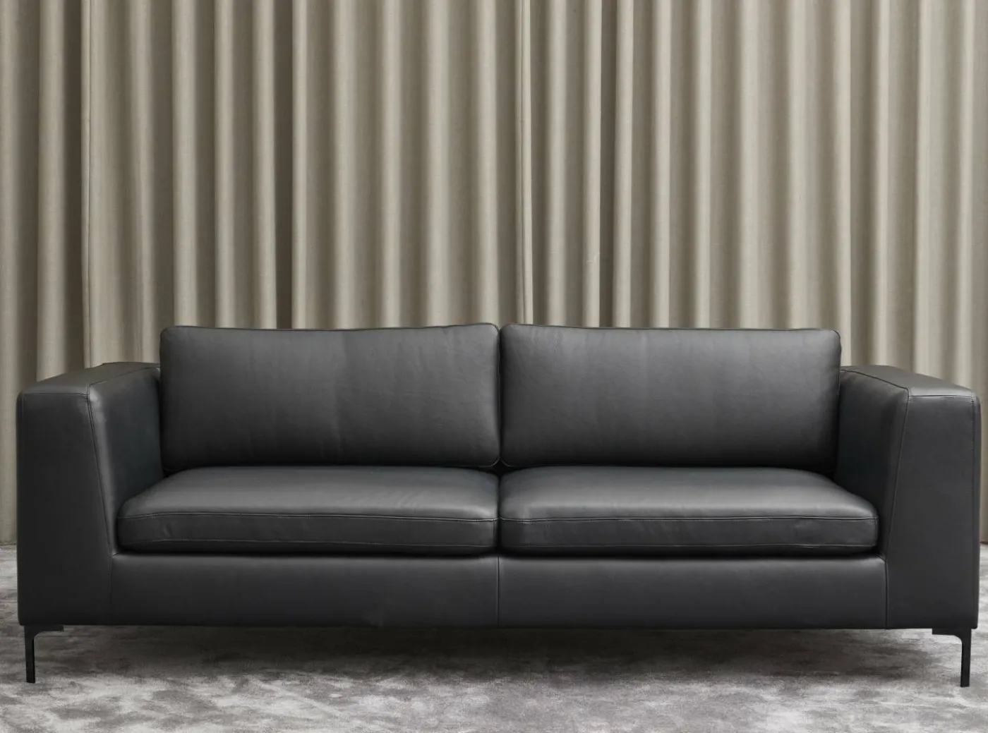 Abraham 2½ sits Soffa