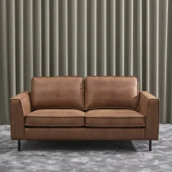 Scott 2 sits Soffa